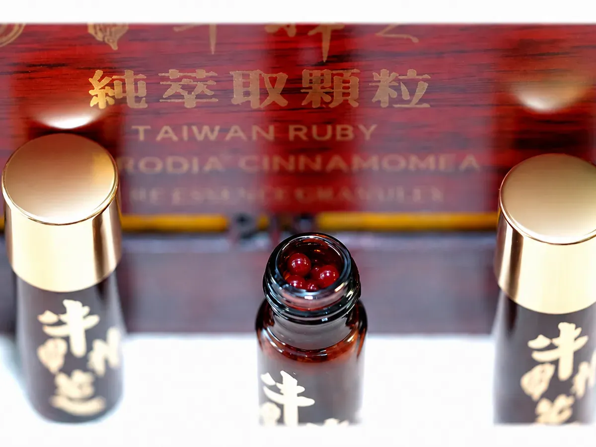 Taiwan Ruby Antrodia Cinnamomea Pure Essence Granules, cutie cu 3 flacoane x 120 granule